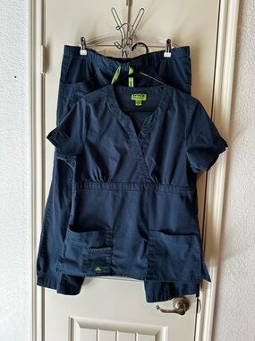 CROCS medical apparel navy scrub set, top and cargo style pants